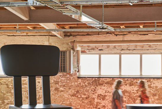 A large black chair at the ÖGONBLICK exhibition