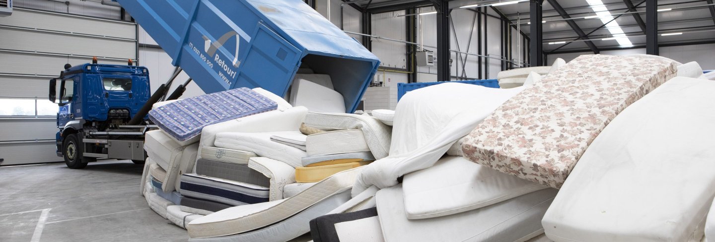 Mattresses coming out of a truck at Retourmatras